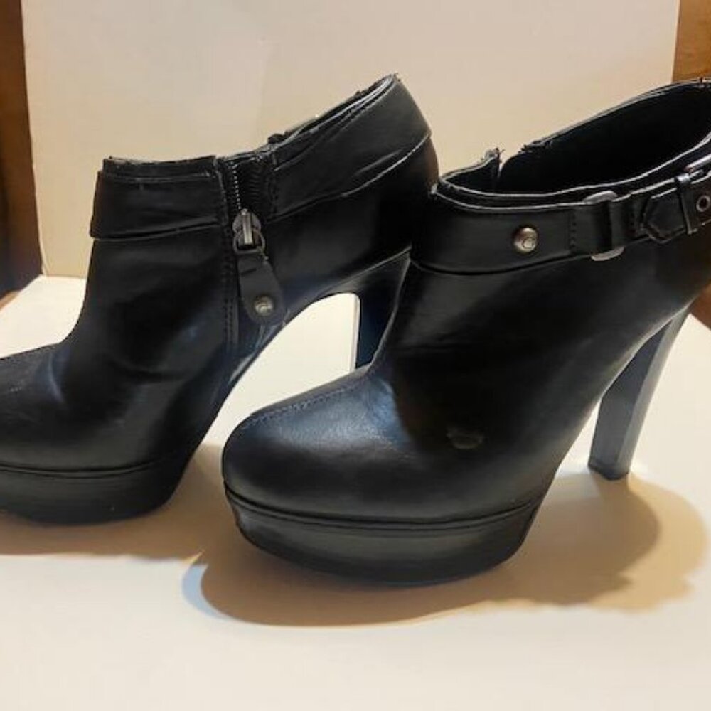GUESS WOMEN'S PLATFORM ANKLE BOOTIES